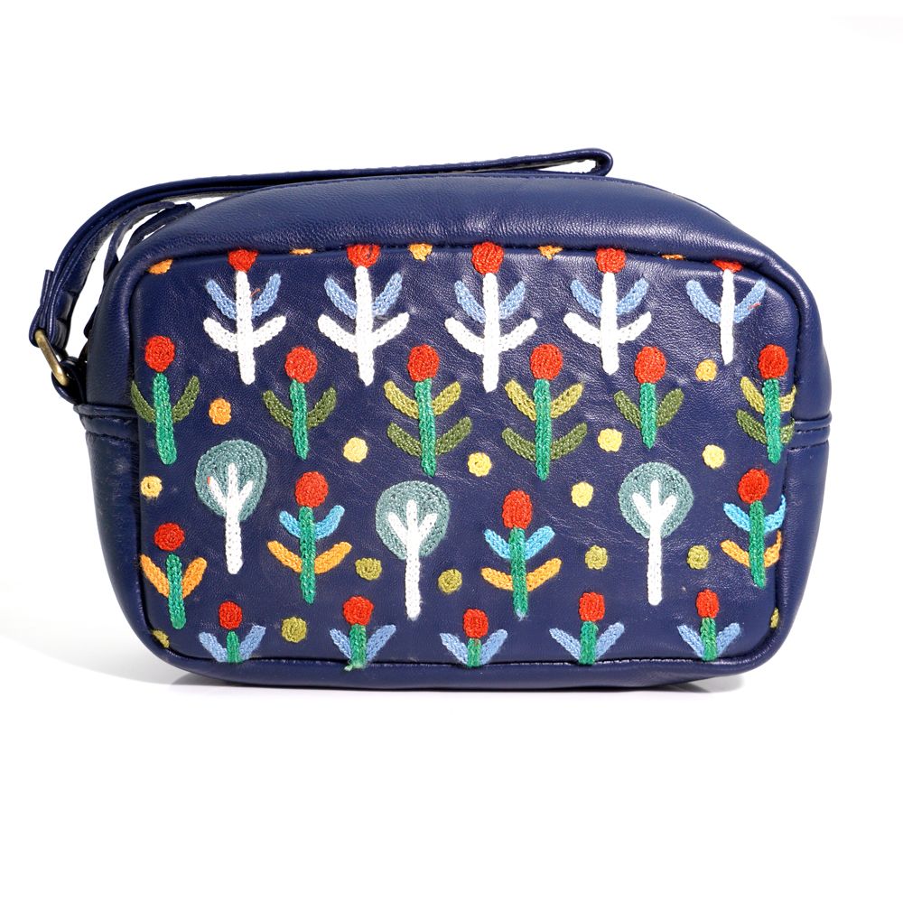 Leather Emb Toiletry Bag - 18 x 10.5 x 6cm-ROR414
